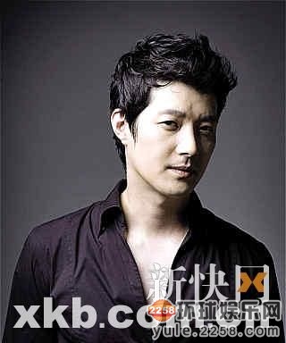 韩星男演员的温馨日常风采展示